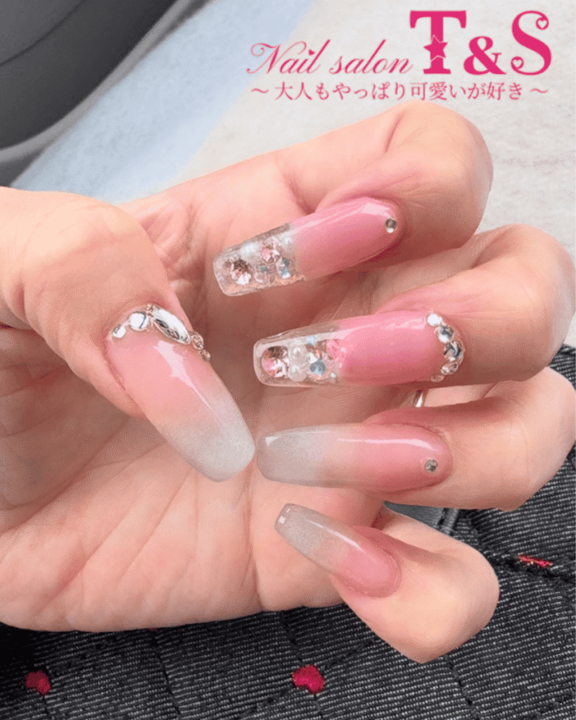 大人可愛い仕上がりのジェルネイルデザイン