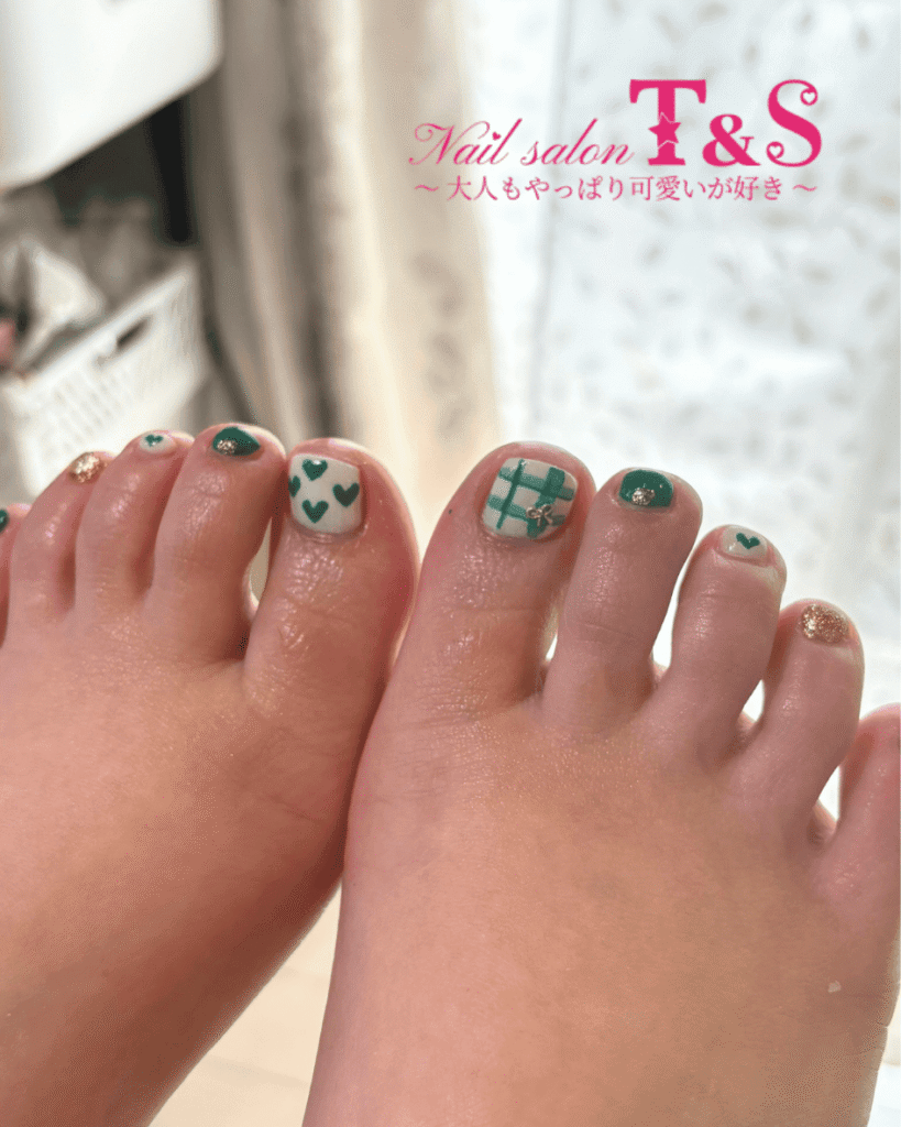 シンプルでかわいいなフットネイルデザイン