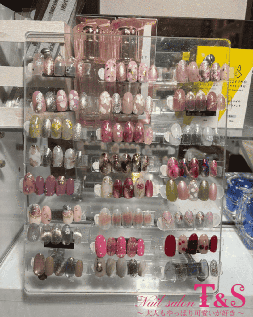 ジェルネイルの持ちを良くするための丁寧な施術の様子