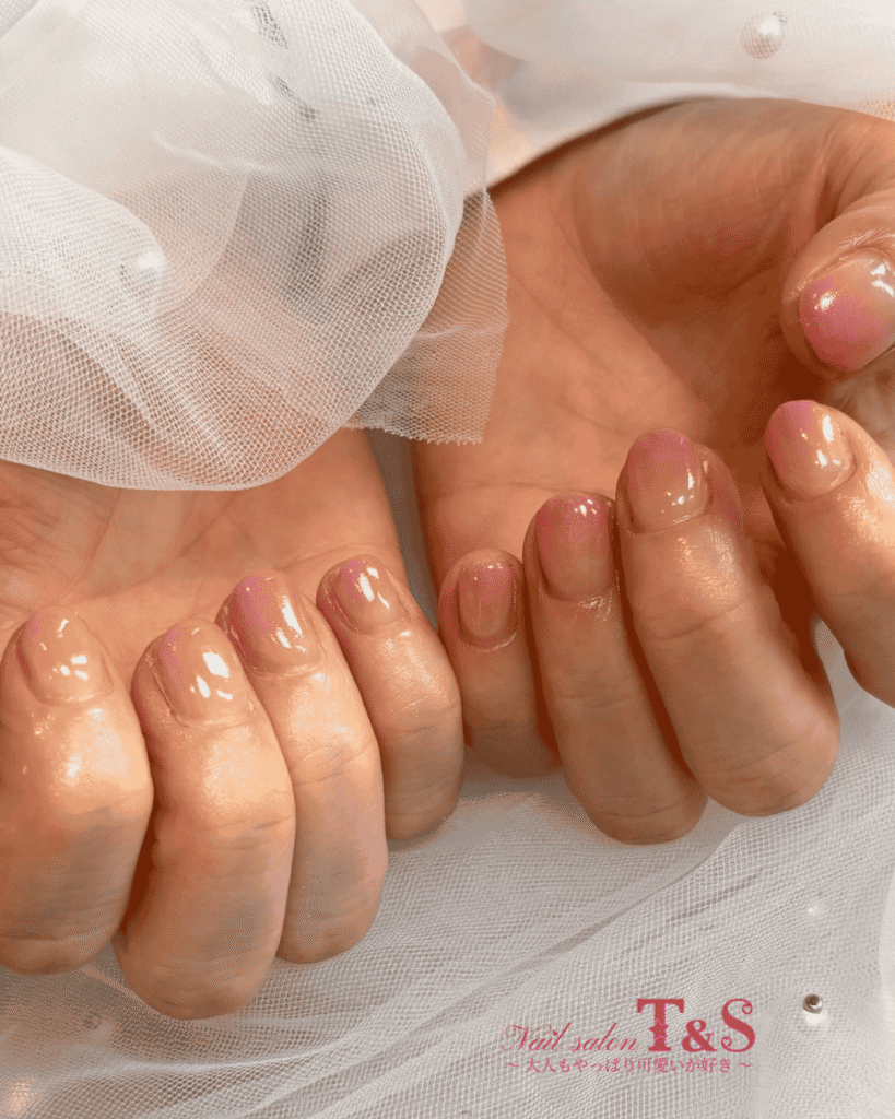 鹿児島のネイルサロンT&Sのフットネイルデザイン例｜大人可愛い仕上がり