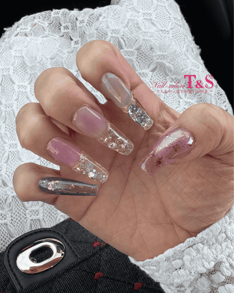 日常生活の中でネイルを楽しんでいる手元の様子