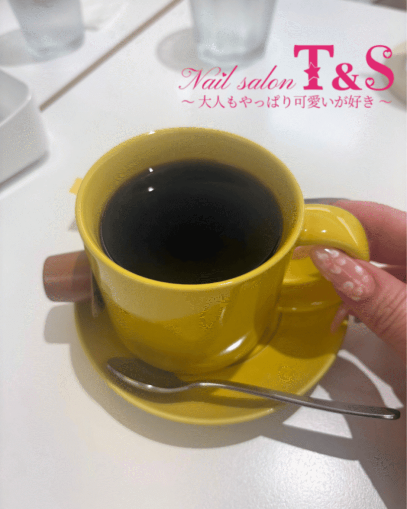 ネイルを見ることで気分が上がる日常の手元の様子