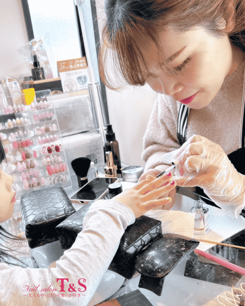 ネイルサロンでリラックスして施術を受けている様子