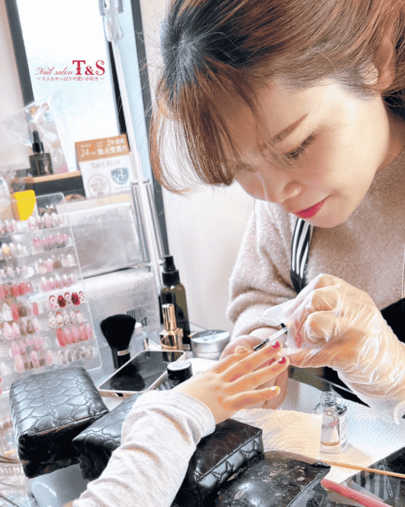 丁寧なネイルケアの様子