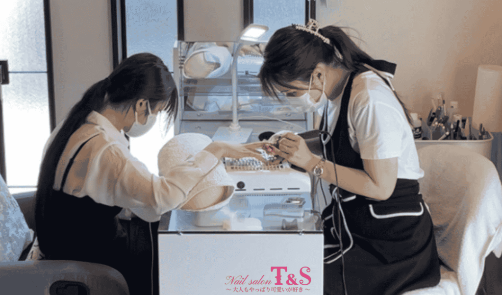 鹿児島のネイルサロンT&Sの施術風景｜丁寧なネイルケアの様子
