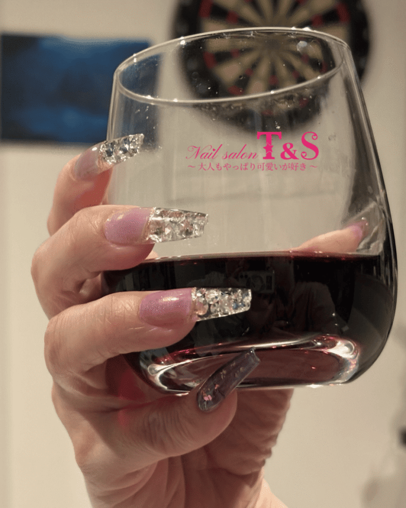 ネイルデザインが日常生活の中で映える様子