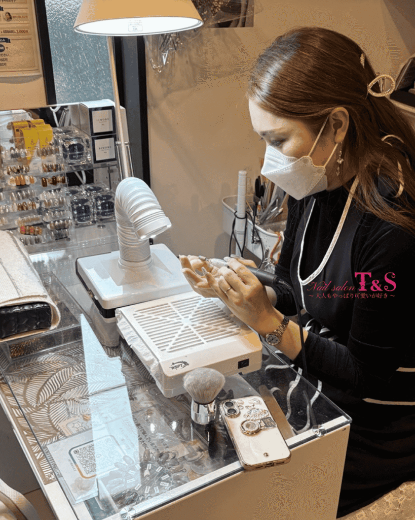 ネイリストが自分でネイルチェンジをしている施術風景