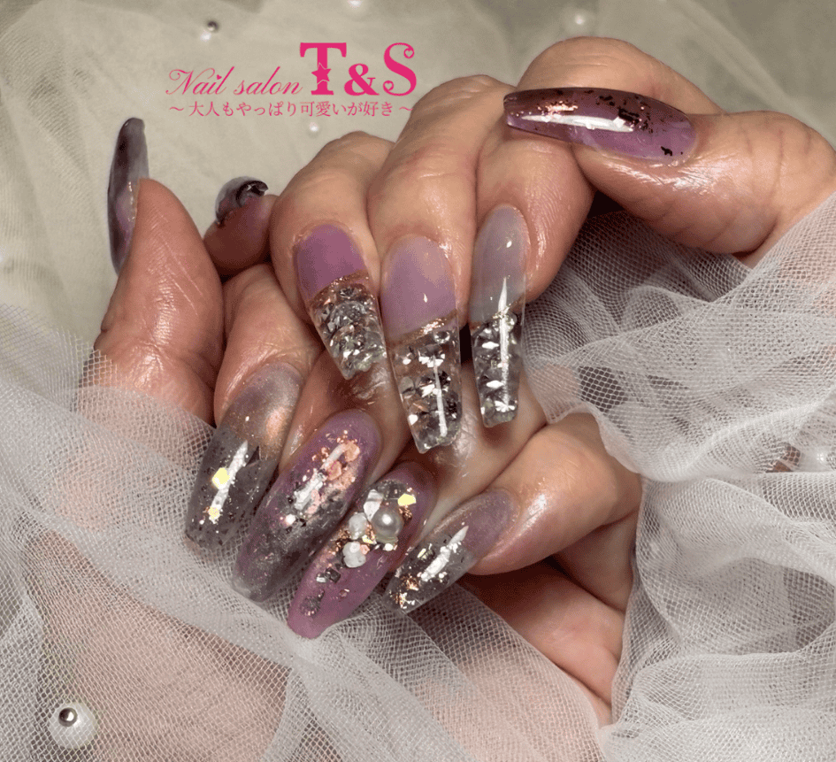 ラメやパーツの細部までこだわったネイルデザイン